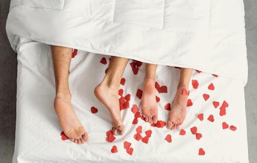 Quan hệ ngày đèn đỏ có hại không? Bí quyết để cuộc yêu thêm hưng phấn 1 quan hệ ngày đèn đỏ